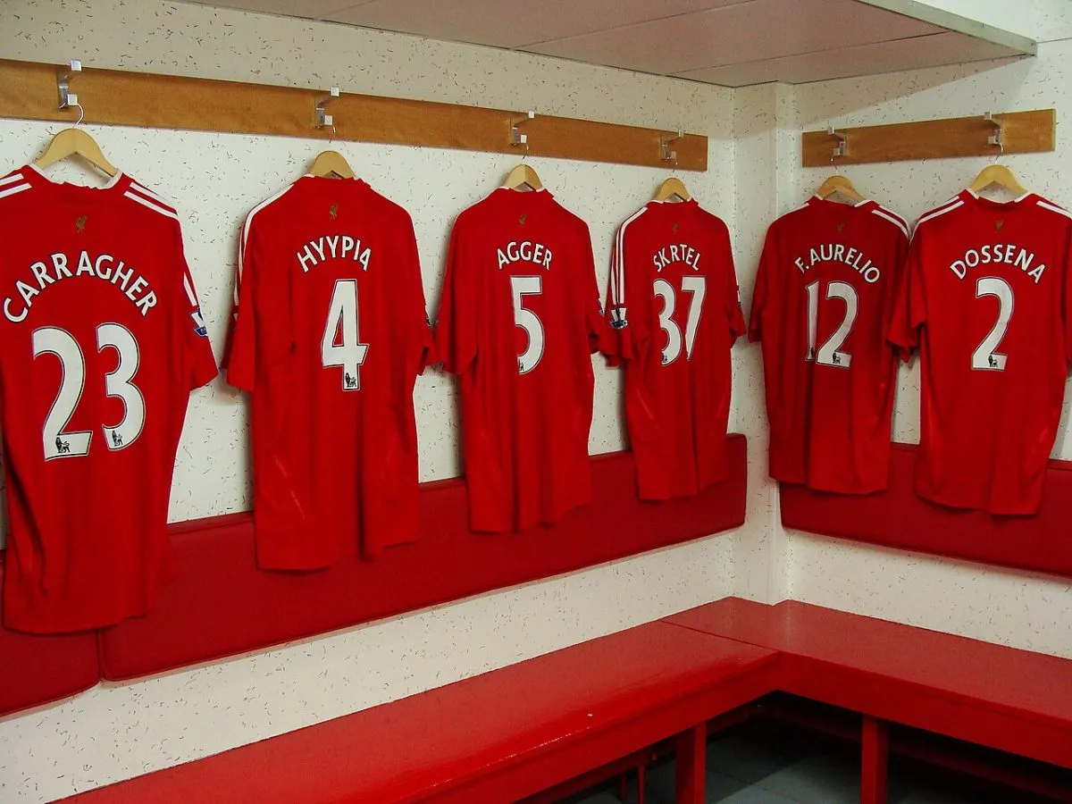 De thuiskleedkamer van Liverpool FC met de shirts aan de haken, of de dug-out langs het veld.