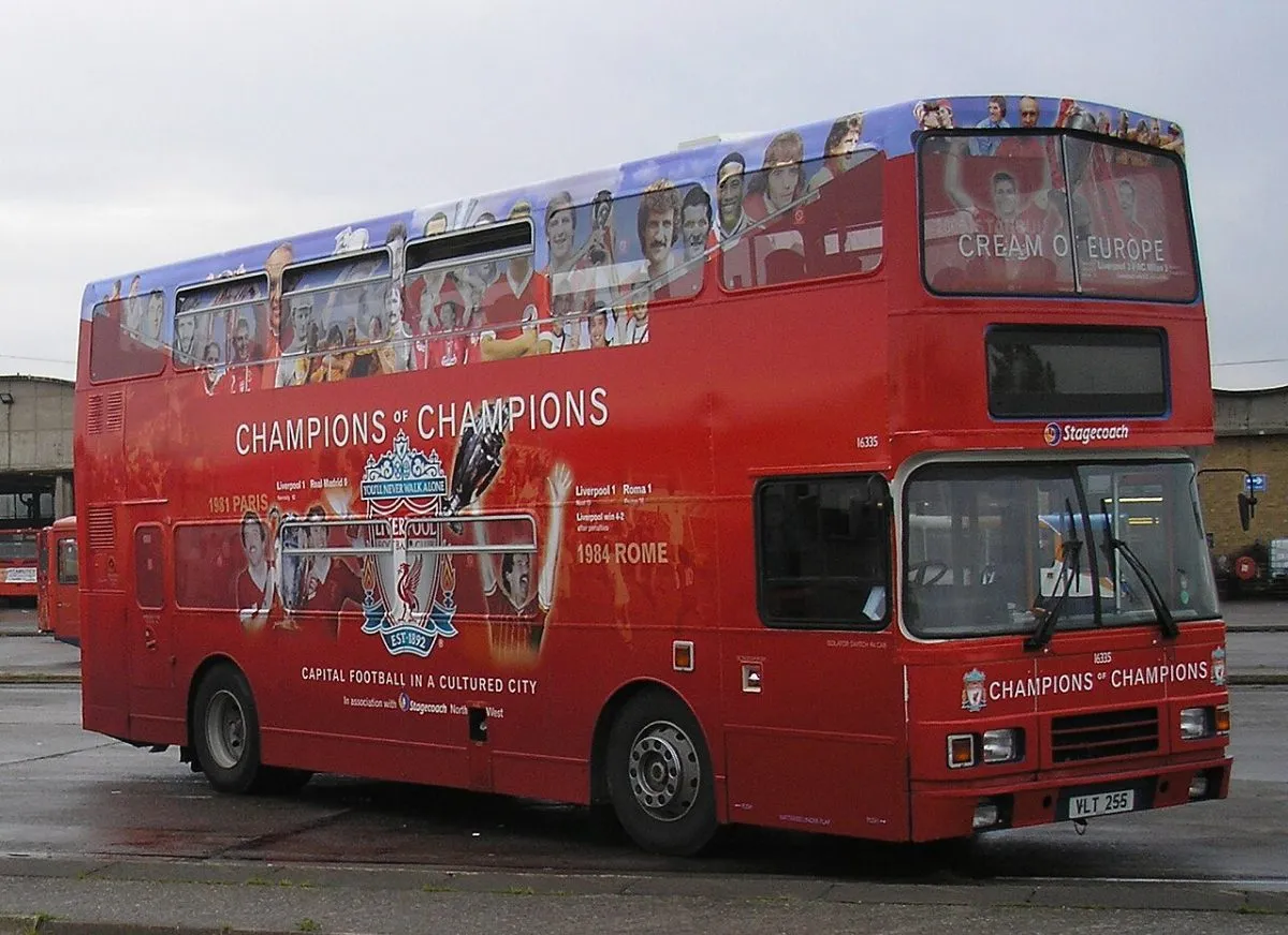 Een bus van lijn 17 of 26 bij de halte voor Anfield, met het stadion op de achtergrond.