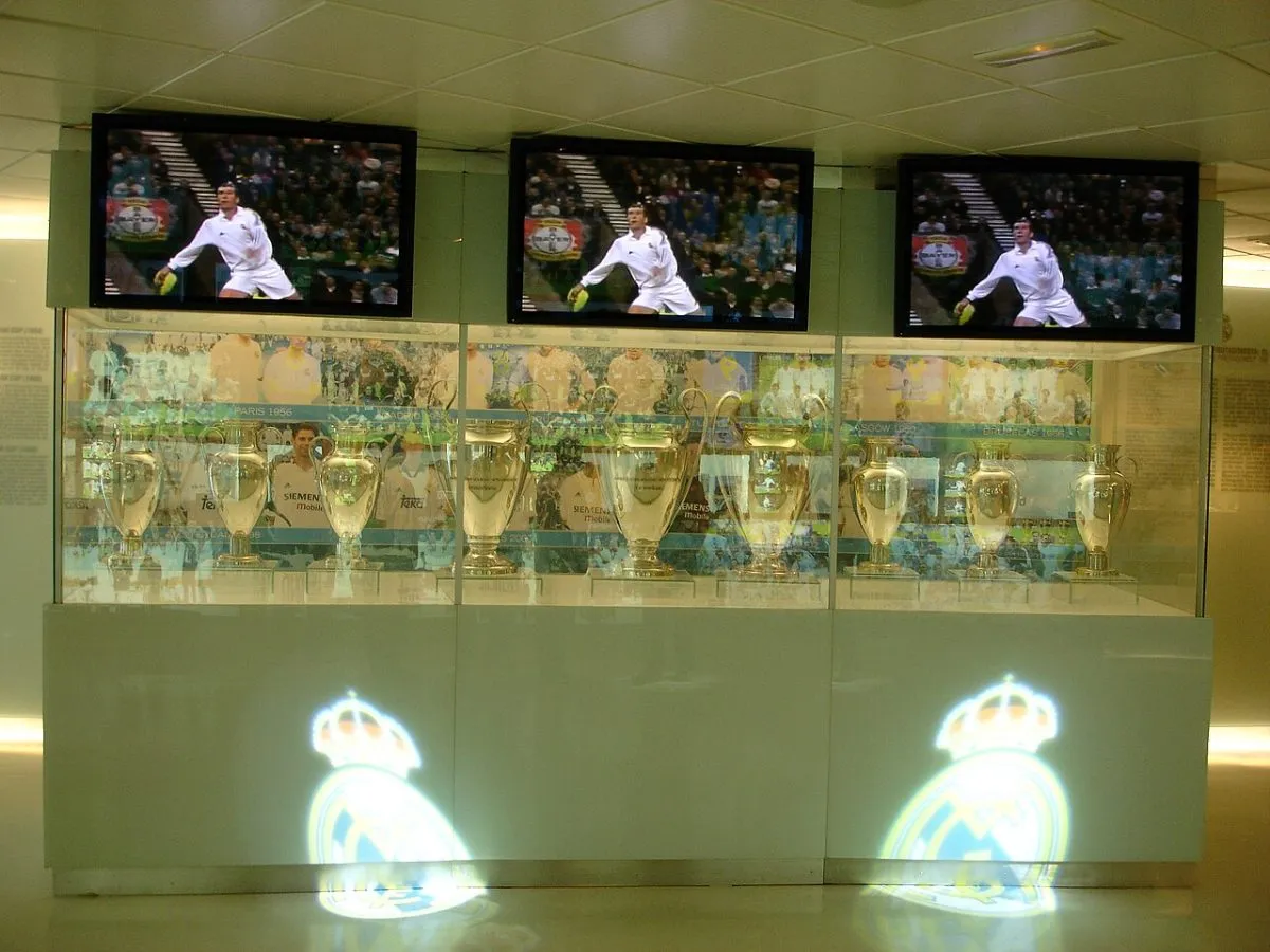 De vitrine met de Europese bekers in het LFC Museum, zo gefotografeerd dat alle zes zichtbaar zijn.