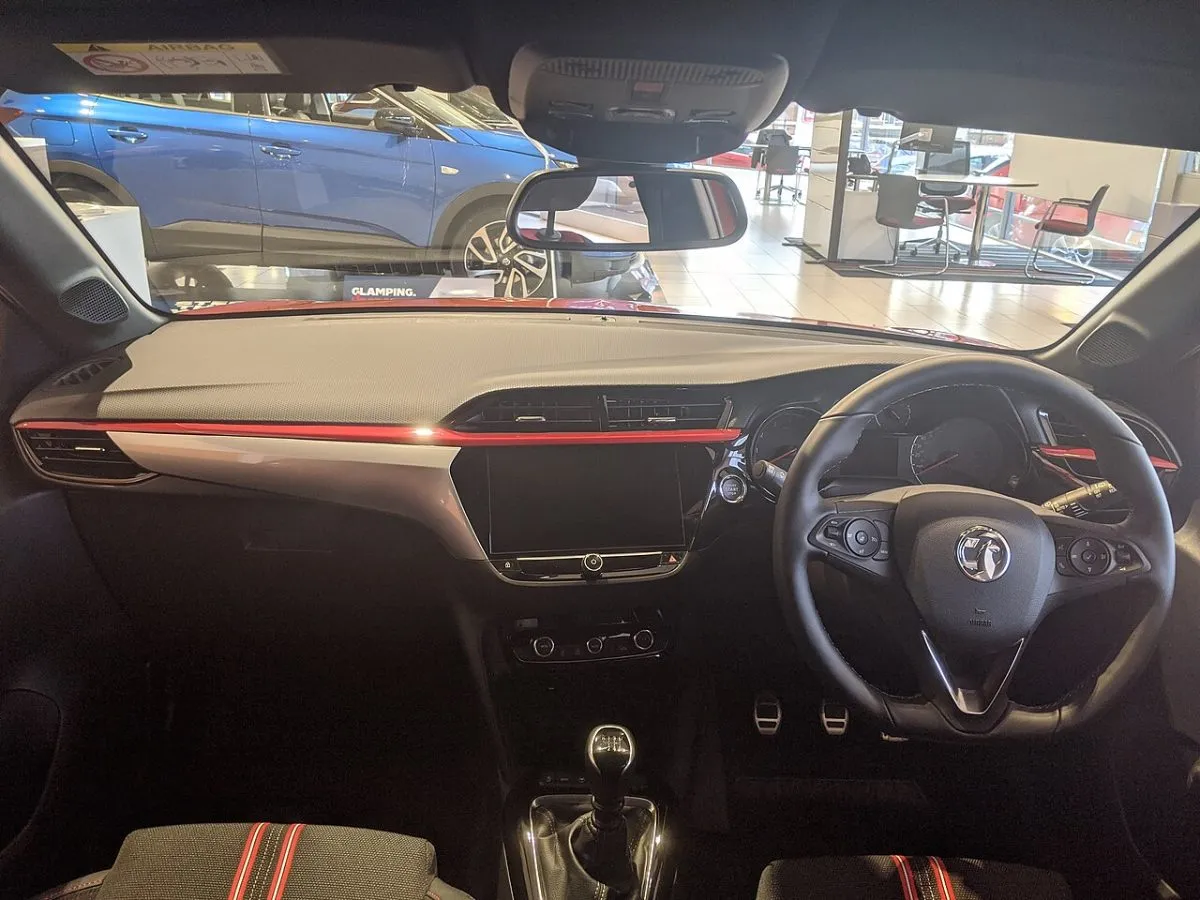 Het interieur van een Engelse auto met het stuur rechts en de versnellingspook links.