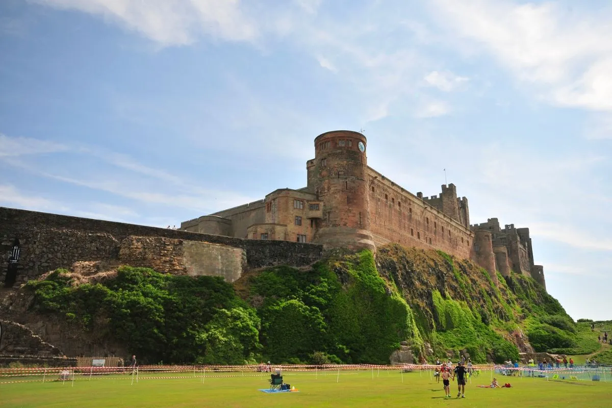 Bamburgh Castle van dichtbij, vanaf de weg of de binnenplaats, zodat de schaal van de muren zichtbaar is. Niet dezelfde strandfoto als de hero.