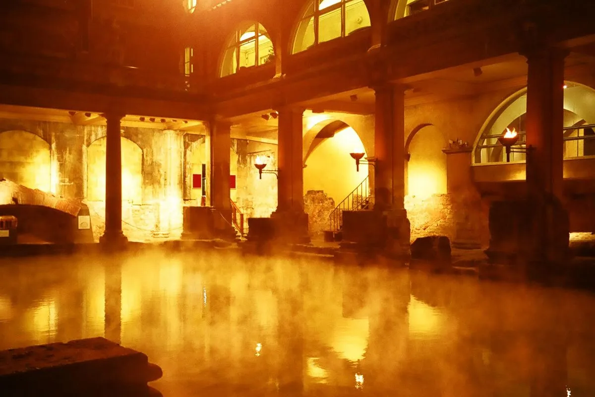 Het Great Bath van bovenaf gezien, met de Romeinse vloer en de latere zuilengalerij eromheen. Dit is het beeld dat iedereen van Bath kent.