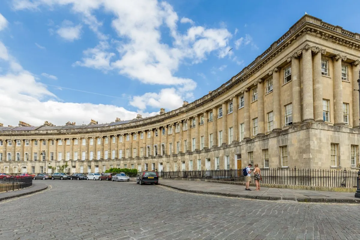 De Royal Crescent in Bath of het Great Bath van de Romeinse baden, met het honingkleurige steen goed zichtbaar.