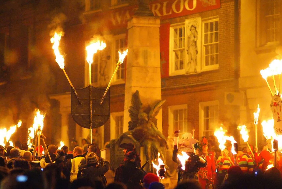 Een pop van Guy Fawkes op een stapel hout, klaar om verbrand te worden, bij daglicht gefotografeerd.