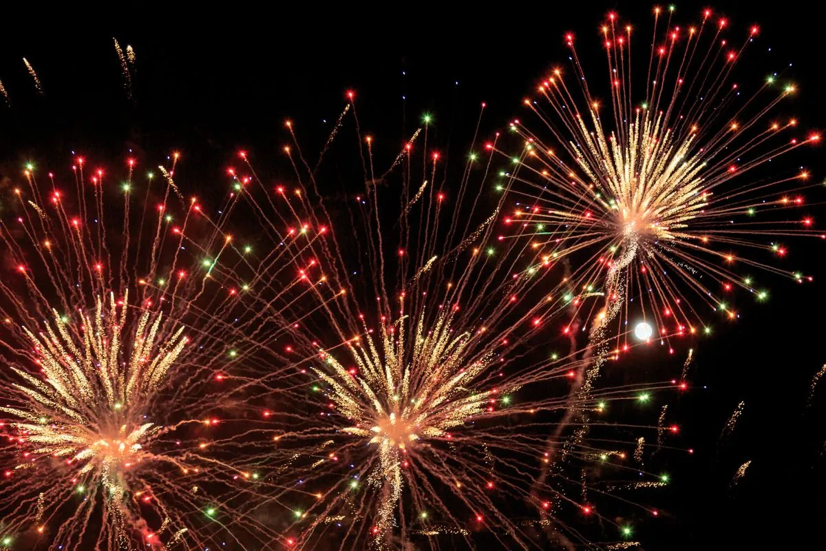 Vuurwerk boven Alexandra Palace met Londen eronder in het donker.