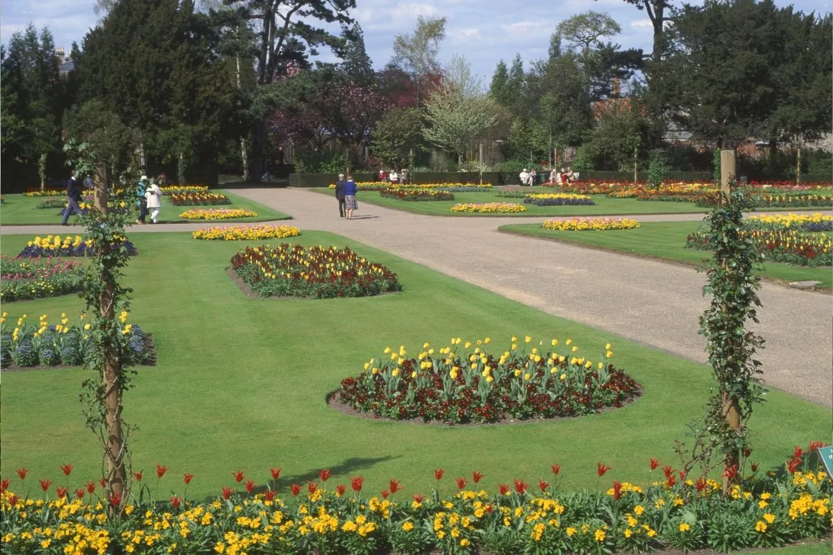 Abbey Gardens en de abdijruïne