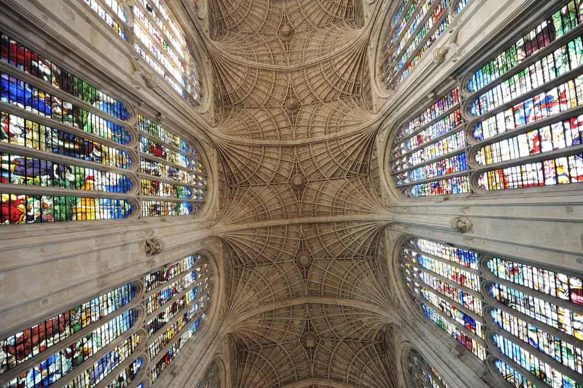 Het waaiergewelf van King's College Chapel van binnenuit, met het patroon over de hele lengte.