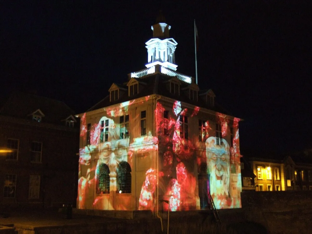 De Custom House aan de haven van King's Lynn, met het water van de Great Ouse ervoor.