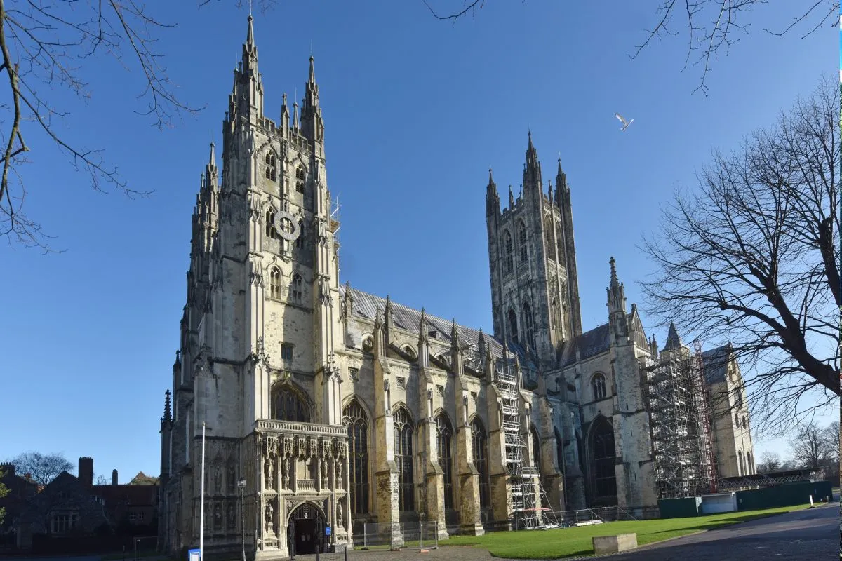 De kathedraal van Canterbury vanaf de stadsmuur of vanuit een van de straatjes, met de Bell Harry Tower boven de daken uit.