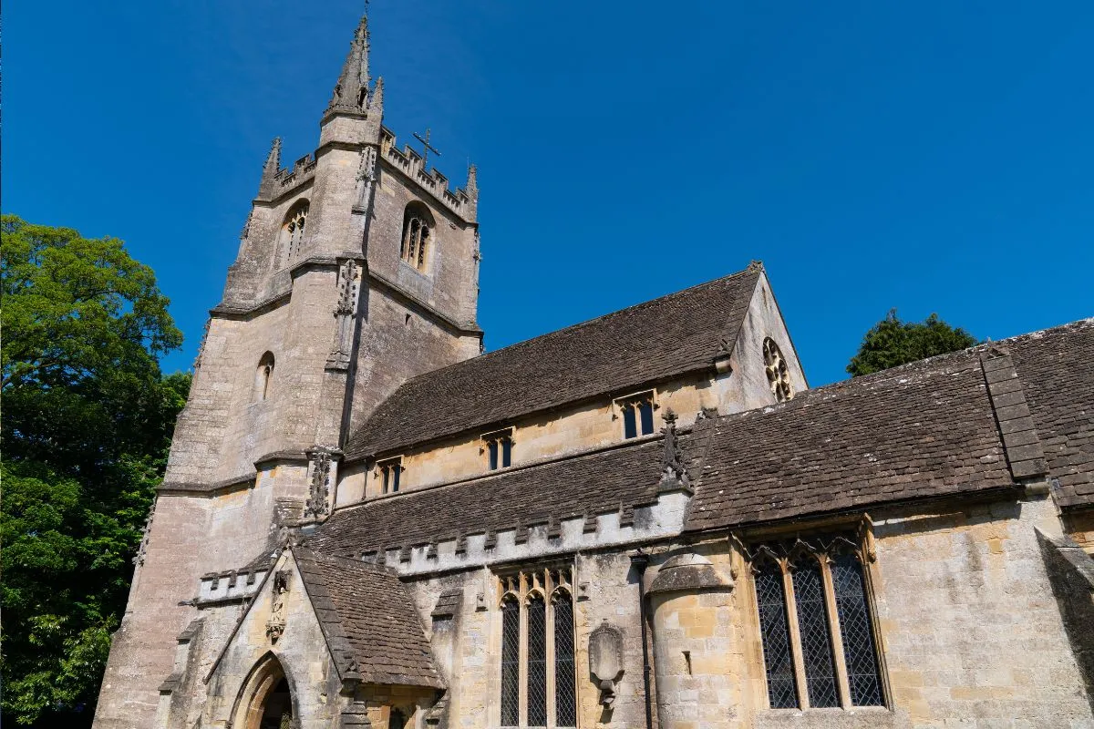 Het marktkruis en St Andrew's Church