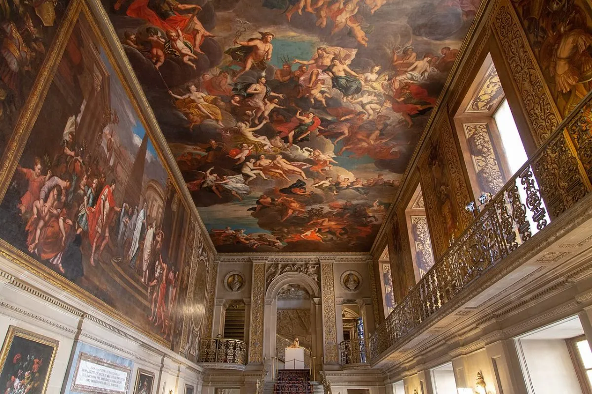De Painted Hall in Chatsworth met het beschilderde plafond en de trap.