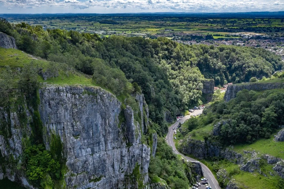 Het uitzicht vanaf de klifrand over de kloof en het vlakke land erachter richting de Somerset Levels.