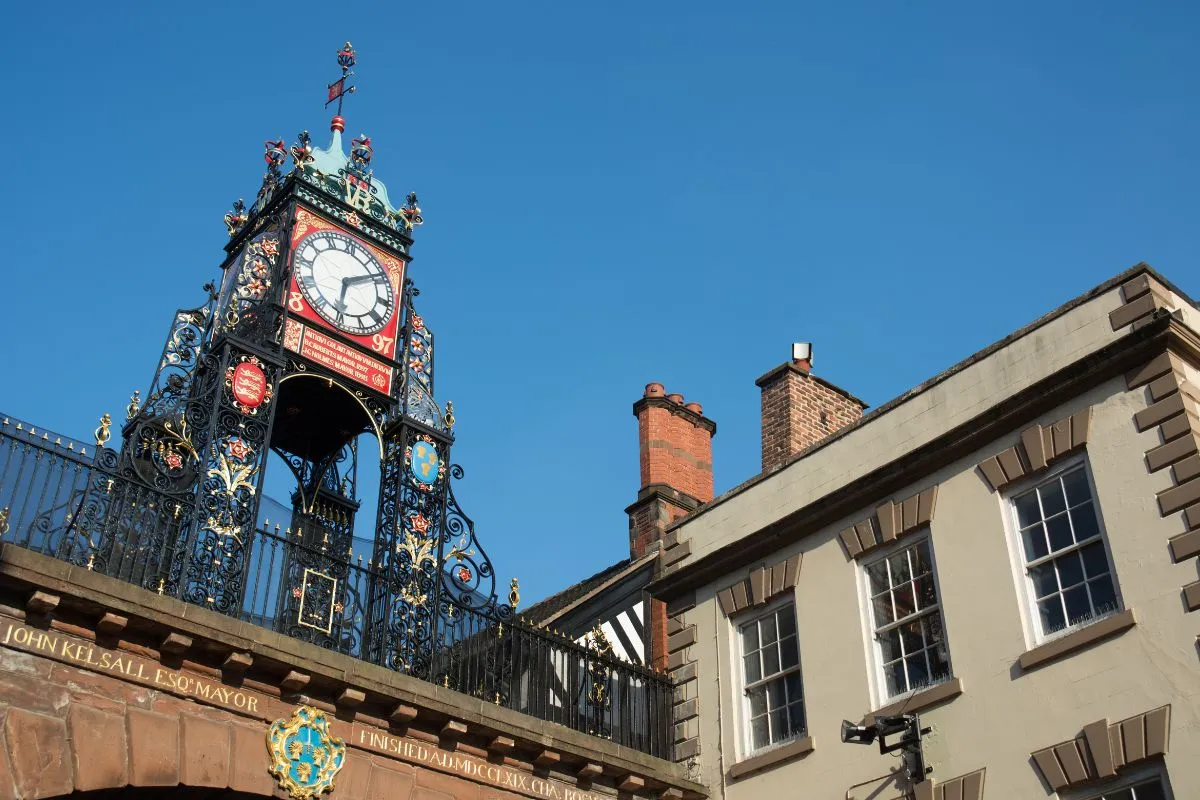 De stadsmuren en de Eastgate Clock