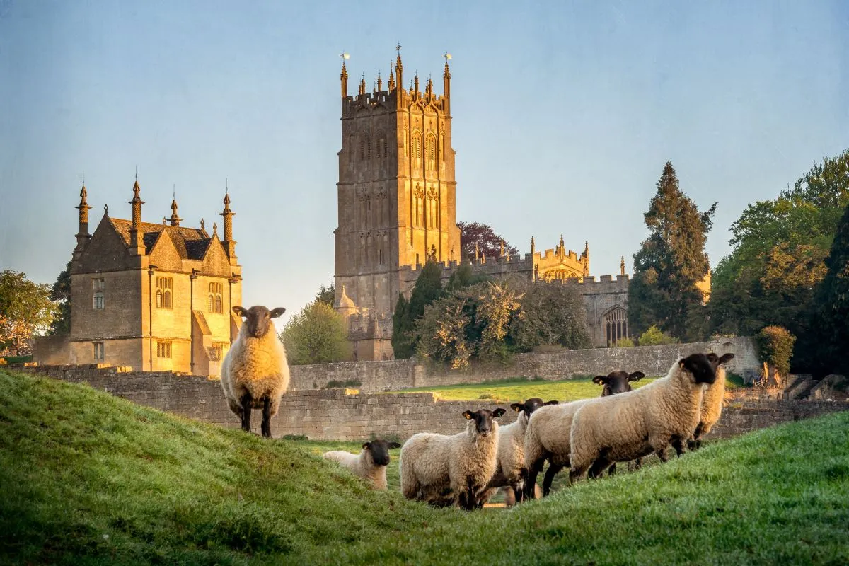 De gebogen High Street van Chipping Campden met de honingkleurige huizen.