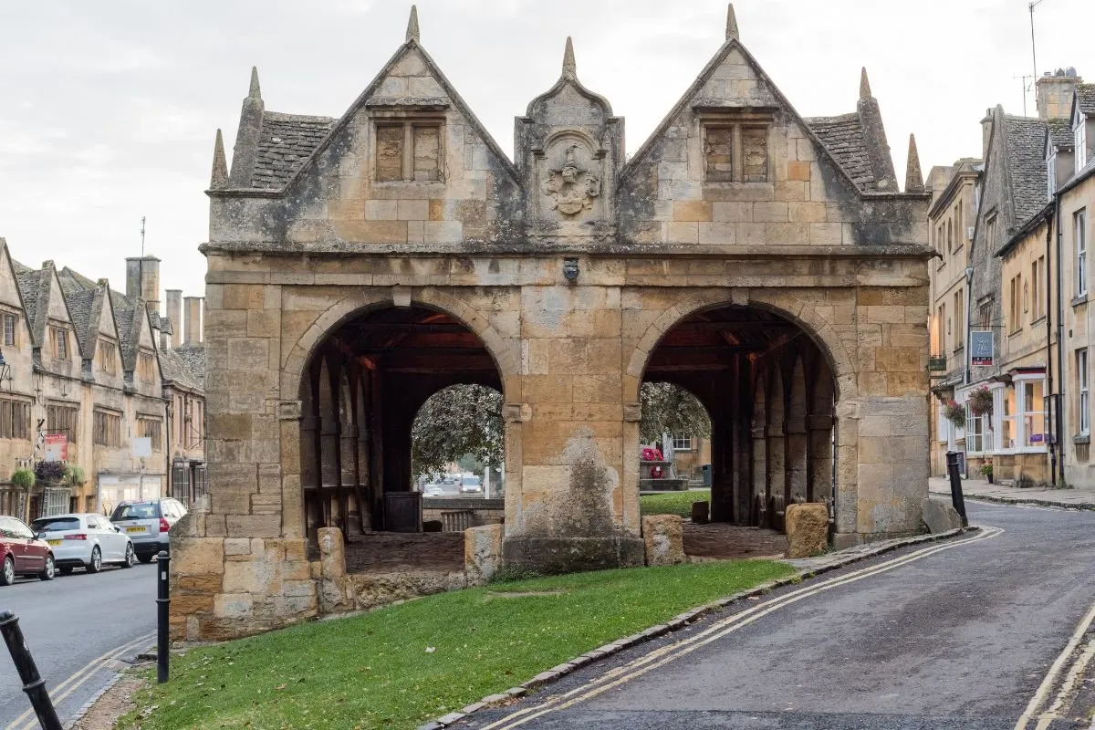 De open markthal van Chipping Campden uit 1627, met de bogen en de hoofdstraat erachter.