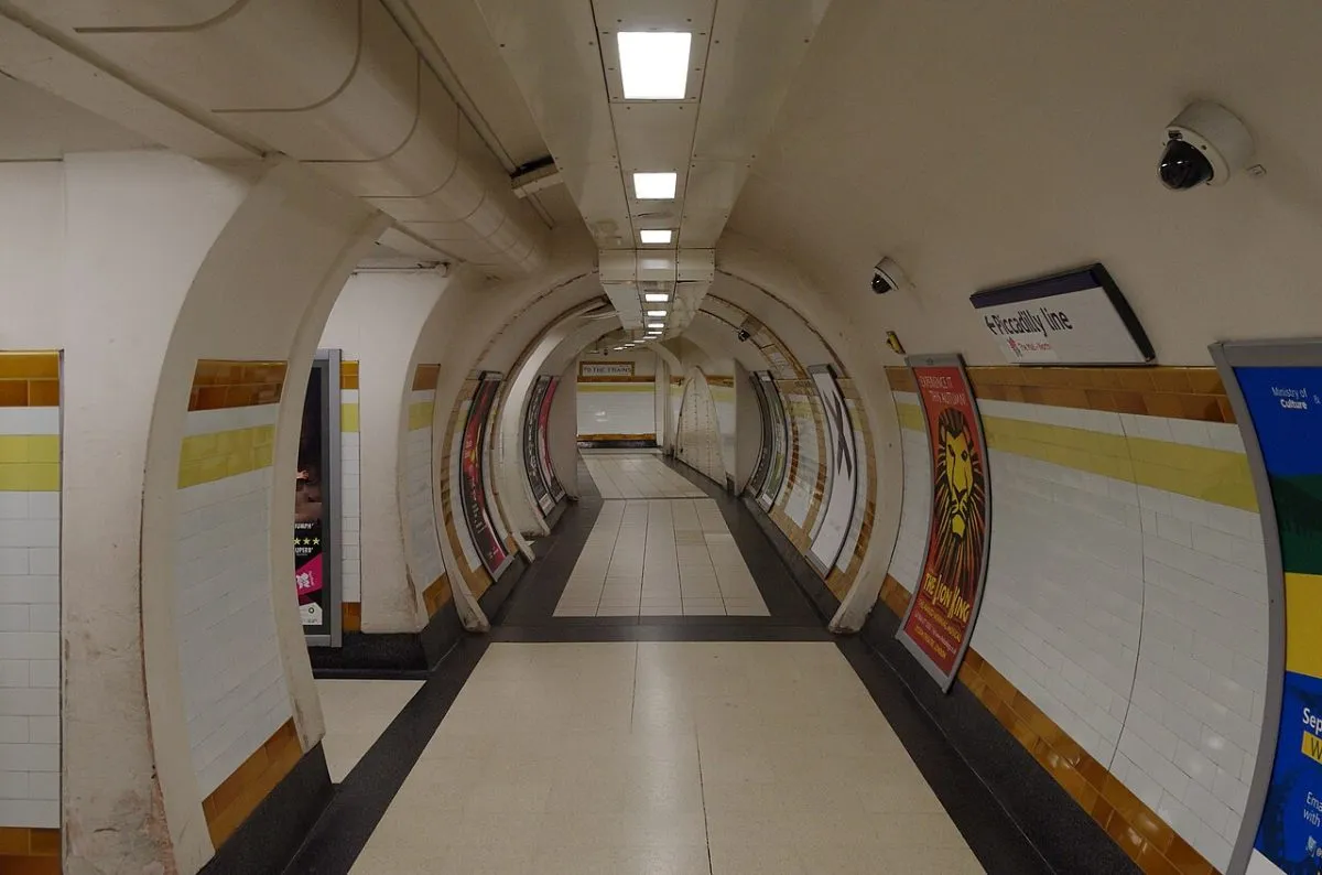 De liften of de ingang van metrostation Covent Garden aan Long Acre, met de rij ervoor als die er staat.