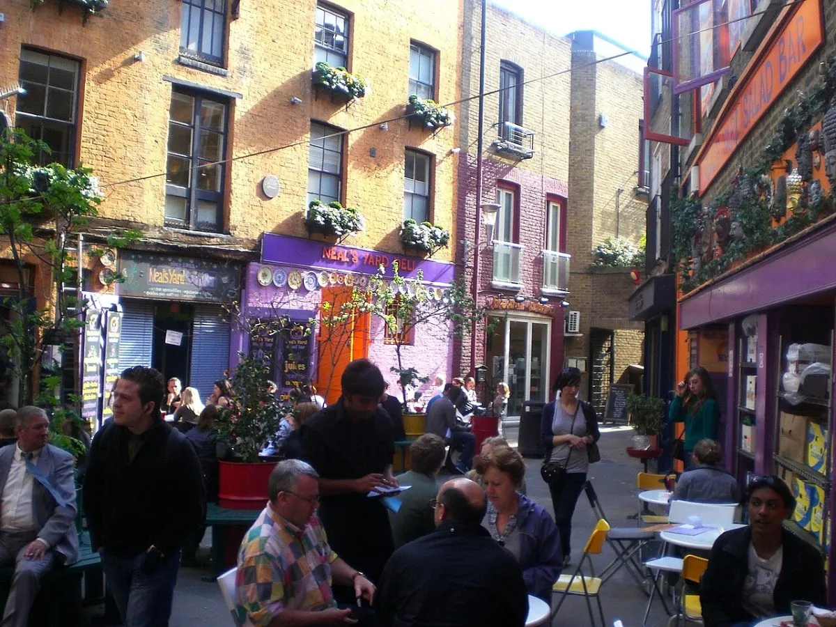 Neal's Yard met de gekleurde gevels, van onderaf zodat de kleuren en de ramen samen in beeld zijn.