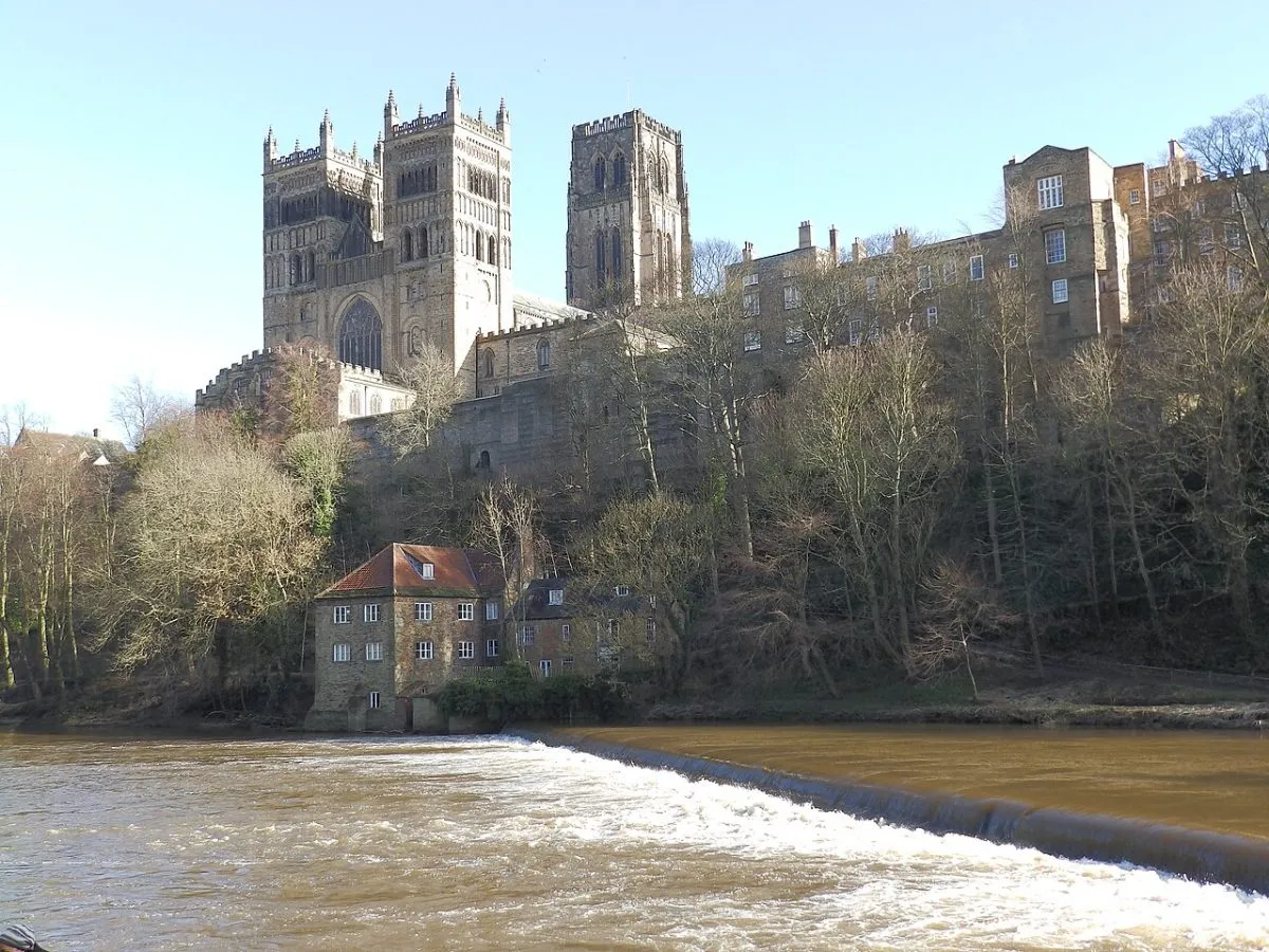 De kathedraal van Durham boven de bocht van de Wear, gezien vanaf het rivierpad.