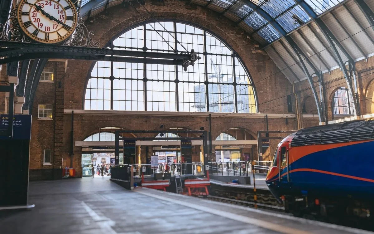 De blauwe deur aan Bull's Head Passage op Leadenhall Market, met het overdekte marktgewelf erachter.