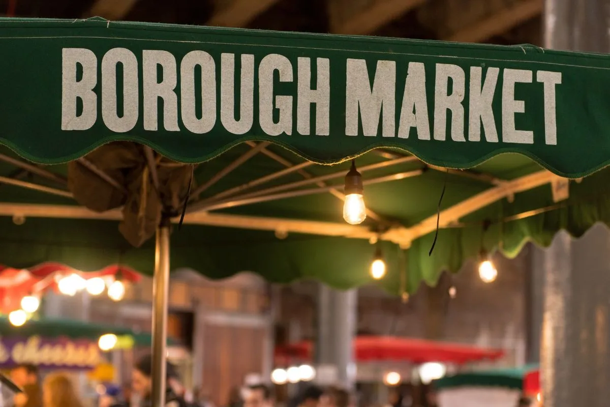 Het interieur van Borough Market met de kramen onder de overkapping.