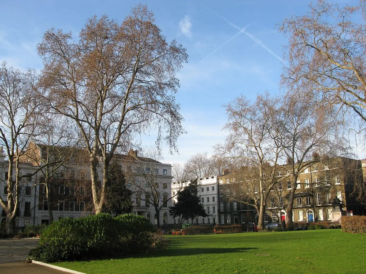 Een van de squares van Bloomsbury met de tuin in het midden en de georgiaanse gevels eromheen.