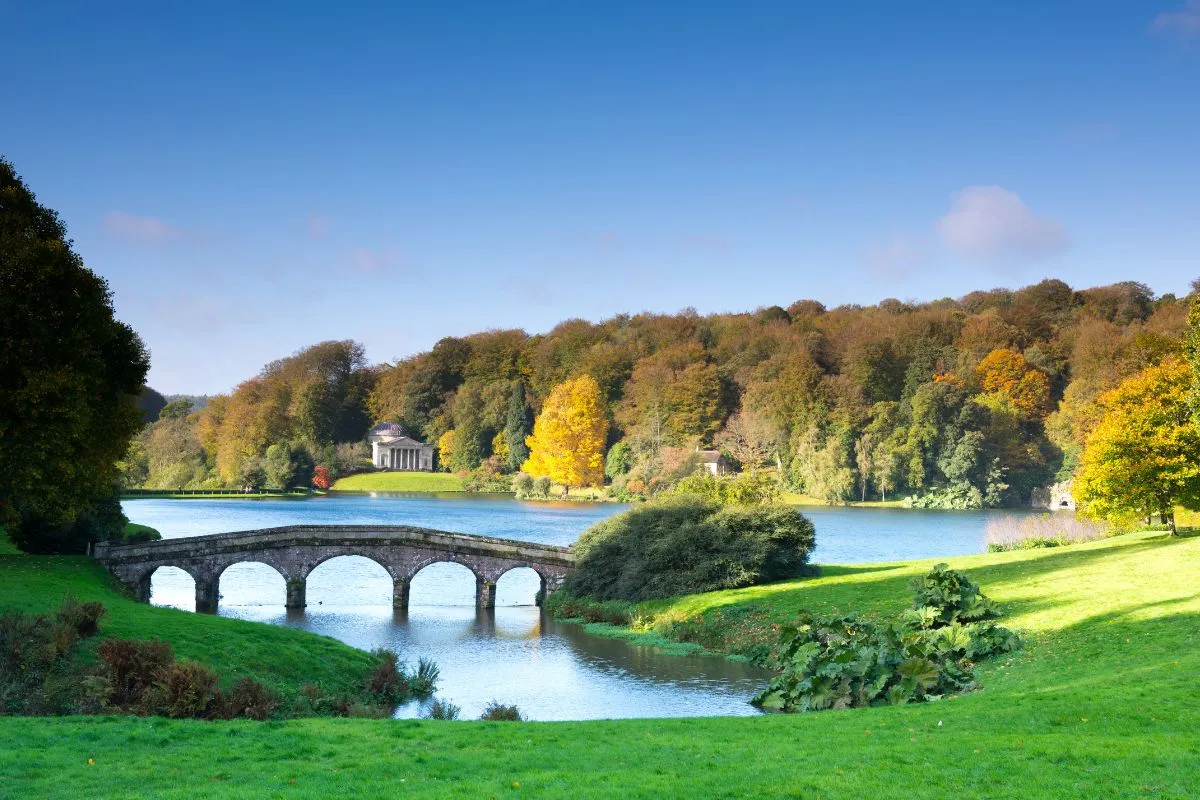 Dezelfde soort border in twee seizoenen zou ideaal zijn, of anders een tuin in oktoberkleuren, bijvoorbeeld het meer van Stourhead met de bomen eromheen.