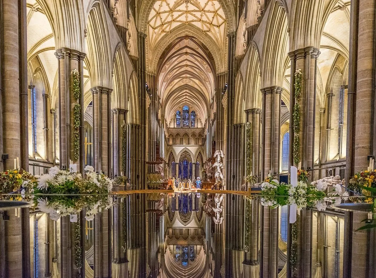 Een koor of dienst in een Engelse kathedraal, gefotografeerd vanaf de achterkant van het schip zodat de ruimte te zien is. Mag ook een bord met de tijden van Evensong.