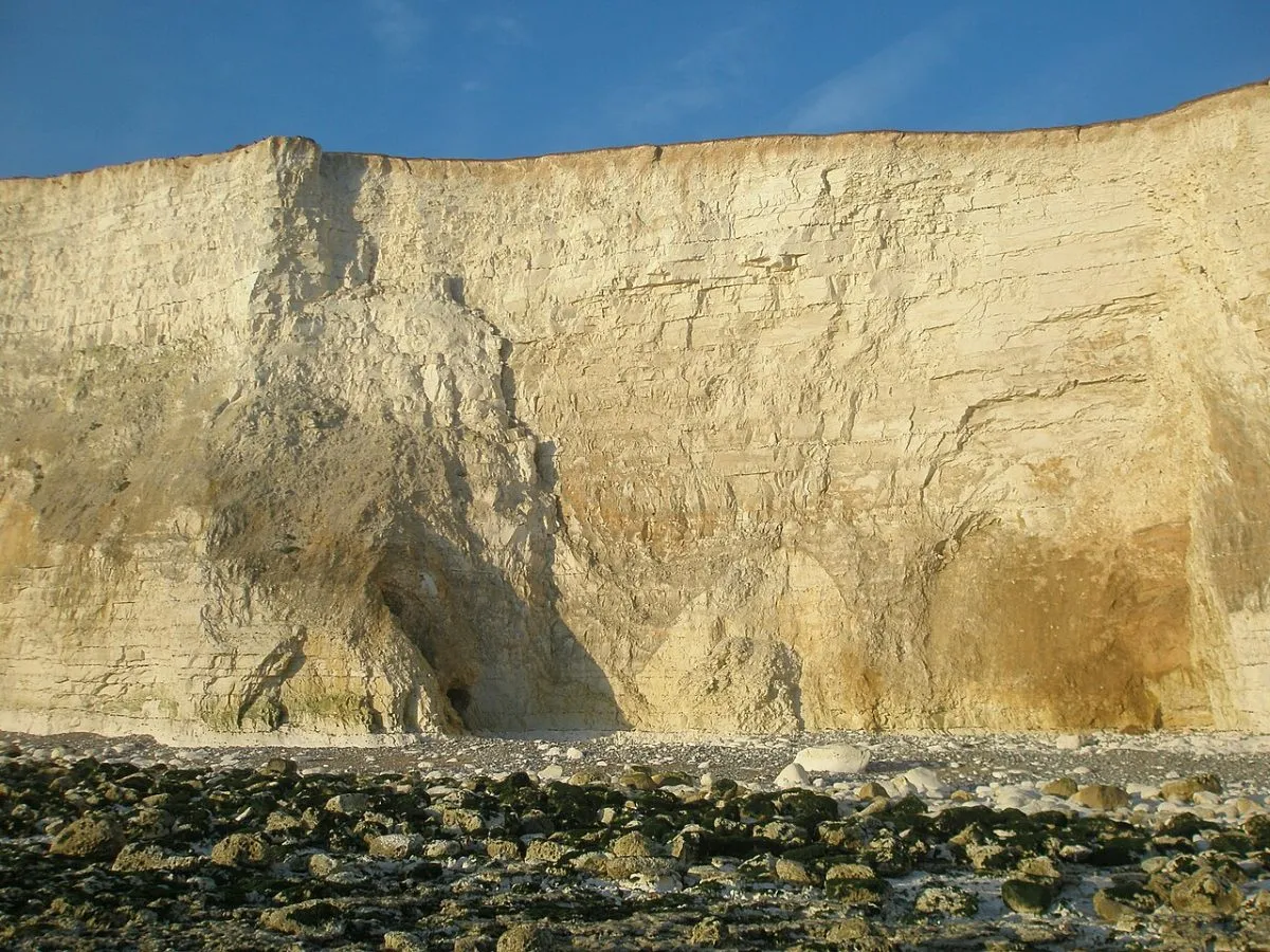 De rand van de krijtkliffen van dichtbij, met de verse witte breuk waar recent een stuk is afgebroken. Niet vanaf de rand fotograferen maar vanaf het strand of zijwaarts.