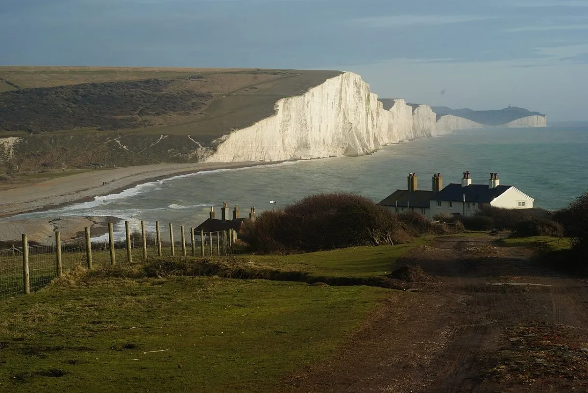 De twee witte kustwachthuisjes bij Cuckmere Haven met de Seven Sisters erachter. Dit is het beeld dat iedereen kent en waar de meeste bezoekers naar op zoek zijn.