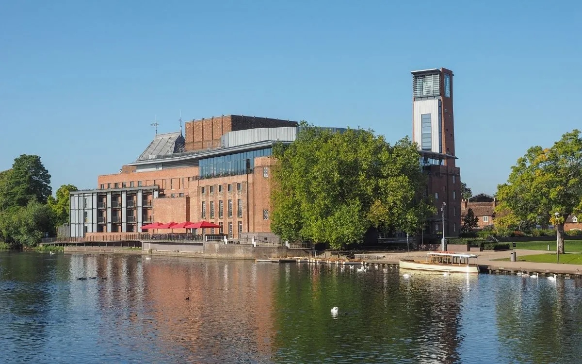 Het gebouw van de Royal Shakespeare Company aan de Avon, met de toren, gezien vanaf de overkant van de rivier.