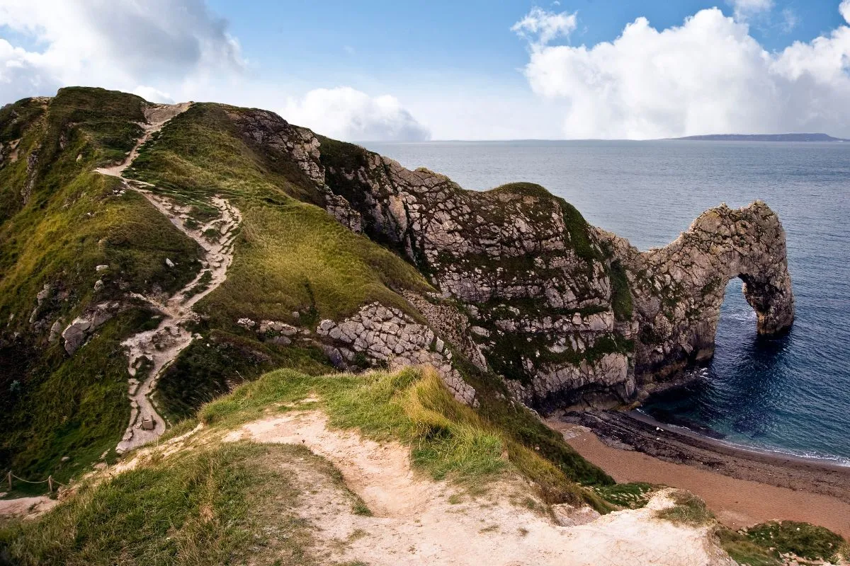 De rotsboog van Durdle Door aan de Jurassic Coast, met het kiezelstrand eronder
