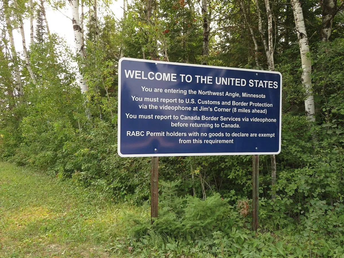 De borden van de groene en rode doorgang in een Britse aankomsthal, of het Border Force-controlepunt bij Dover of de Kanaaltunnel. Liefst met de tekst "Nothing to declare" leesbaar.