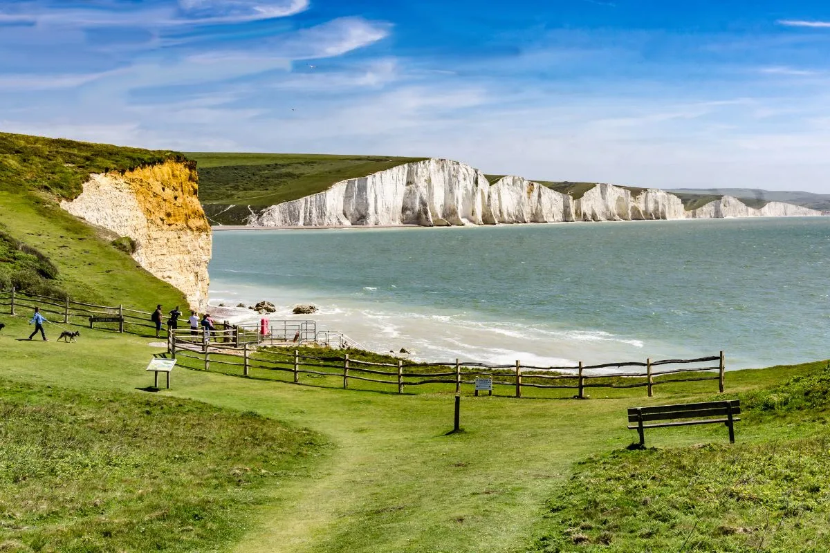 De Seven Sisters vanaf Seaford Head, met de golvende krijtkliffen en Belle Tout in de verte.