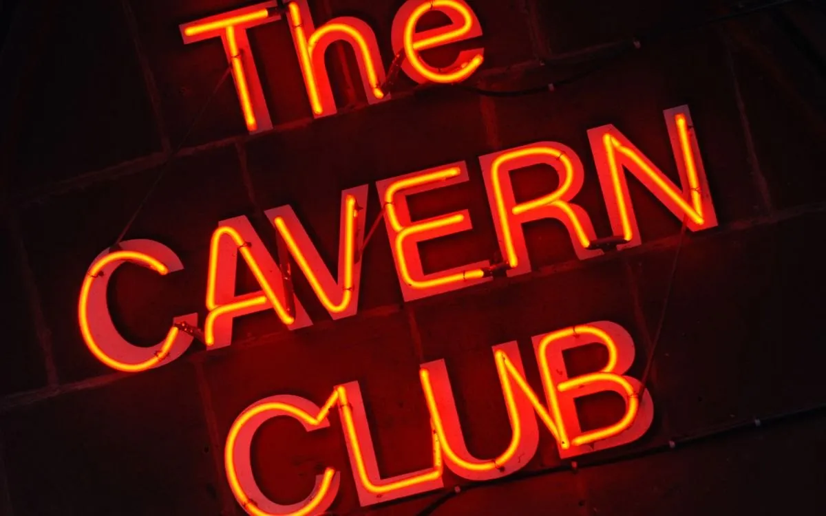 De kelder van de Cavern Club met het podium en de bakstenen bogen, tijdens een optreden of leeg, zonder herkenbare gezichten.