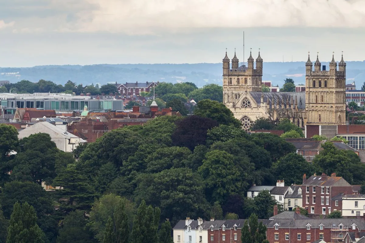Exeter met de kathedraal boven de daken