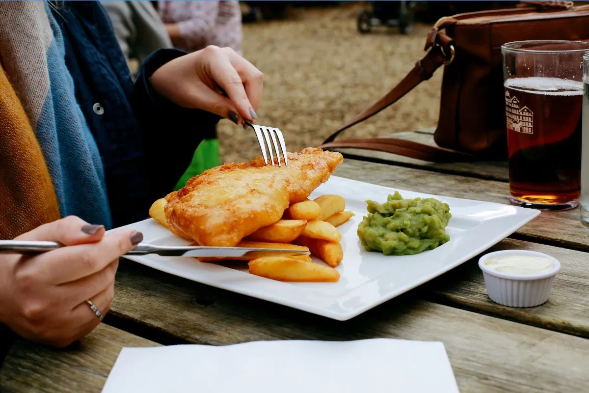 Fish and chips in Engeland: prijzen en wat erbij hoort