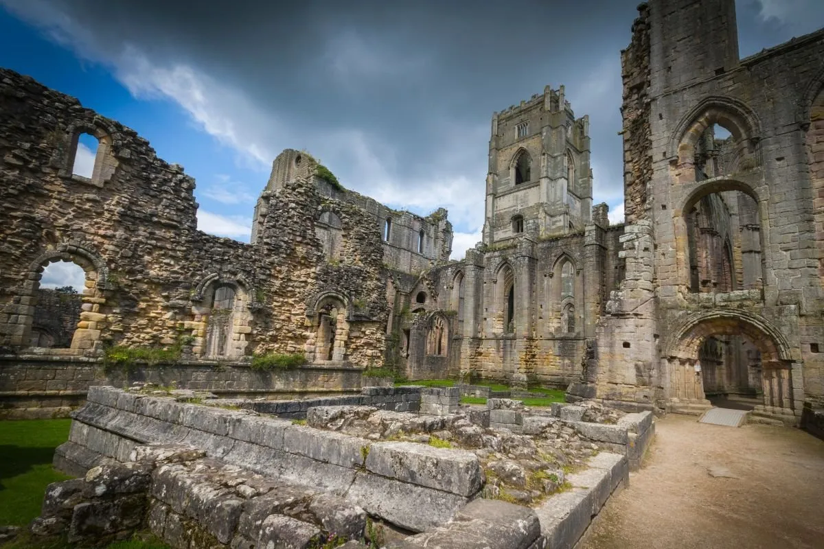 Het kerkschip van Fountains Abbey van binnenuit, met de open bogen en het gras eronder.