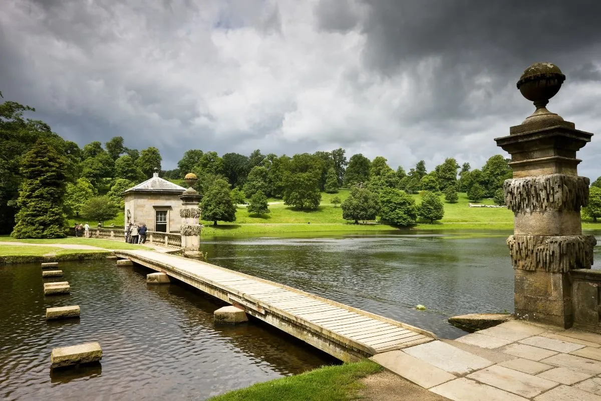 De spiegelvijvers van Studley Royal Water Garden met een tempel aan de rand.