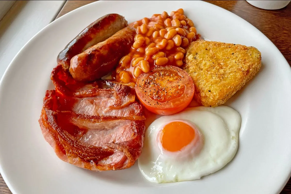 Full English breakfast: wat erop hoort en wat het kost