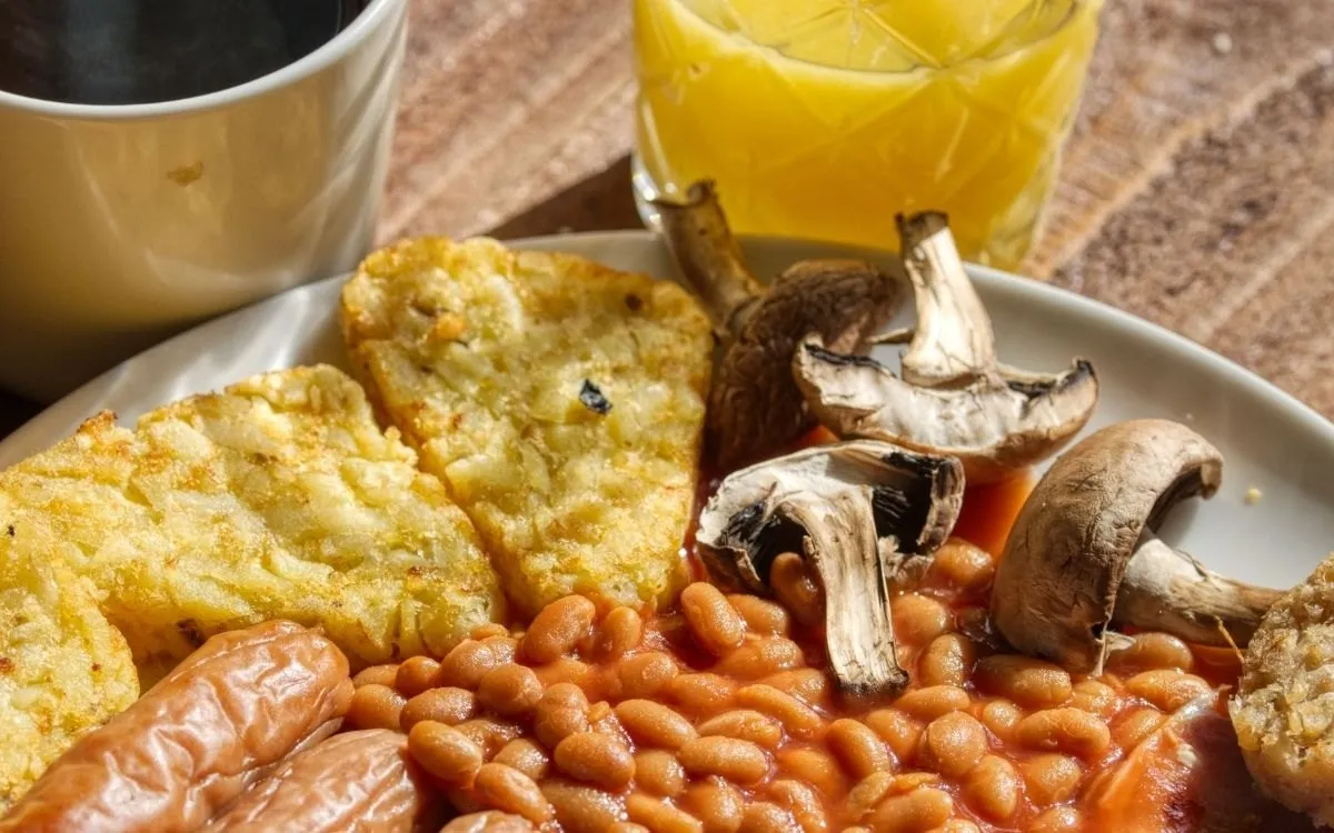 Een Welsh ontbijt met laverbread en kokkels naast de bacon, of een Schots ontbijt met een vierkante Lorne sausage en een tattie scone.
