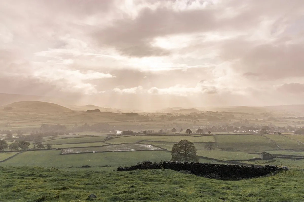 De steile hoofdstraat van Robin Hood's Bay richting zee, met de huizen dicht op elkaar.