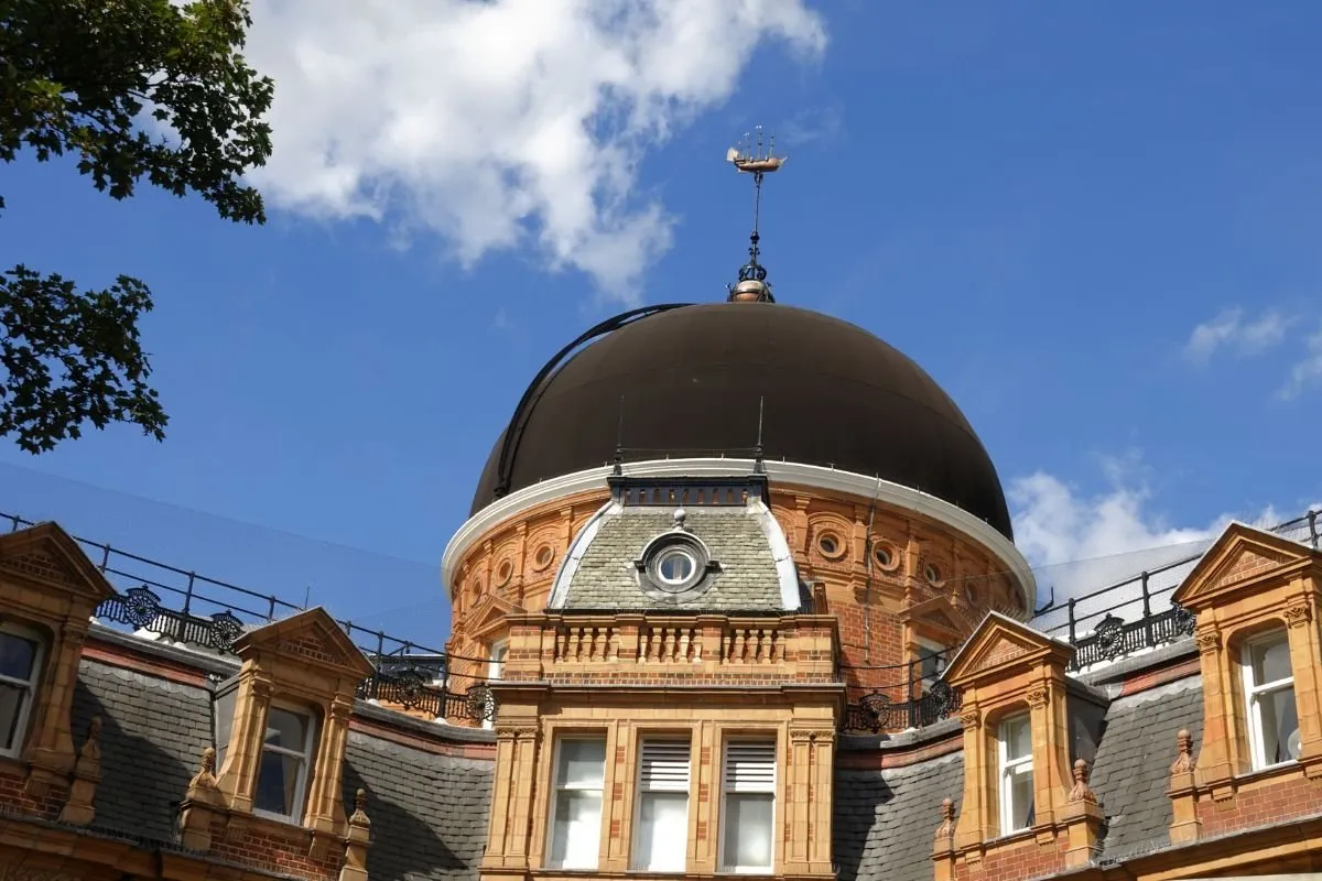 De nulmeridiaan op de binnenplaats van het Royal Observatory, met de metalen lijn in de grond.