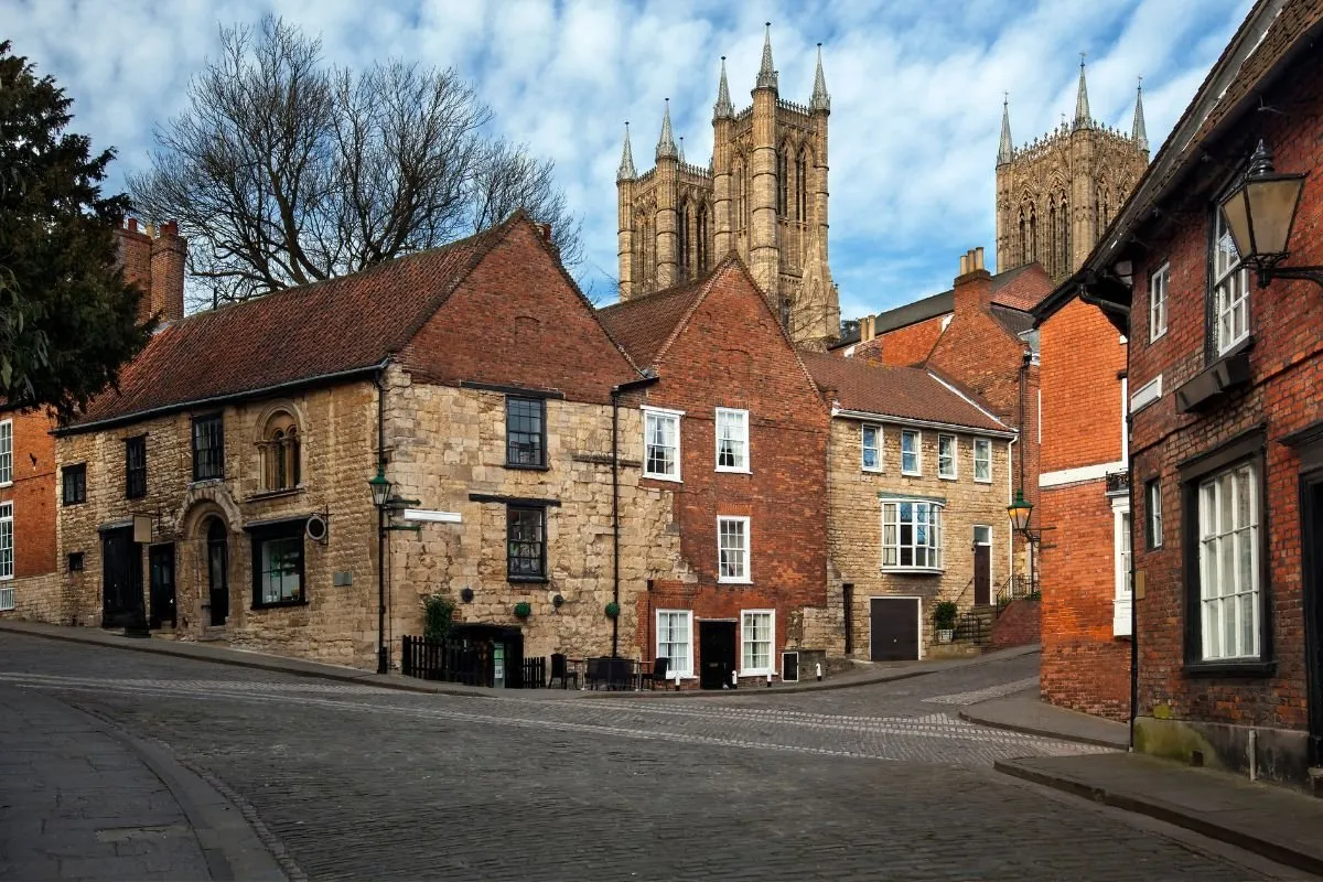 Steep Hill in Lincoln: de steile geplaveide straat met de kathedraal boven aan het eind.