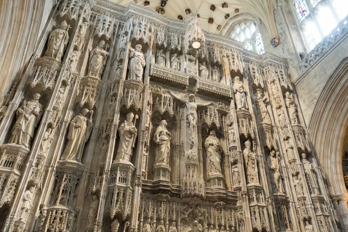 Het lange schip van Winchester Cathedral van binnenuit, met het gewelf in perspectief.