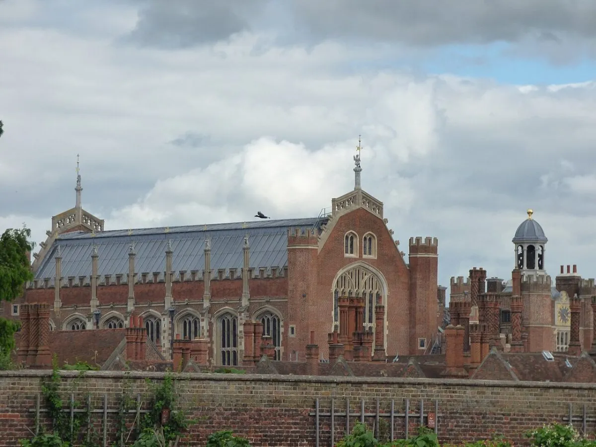 Het Tudorpaleis van rode baksteen en de lichtere barokke vleugel van Wren in één beeld, zodat het verschil tussen de twee bouwperiodes zichtbaar is.