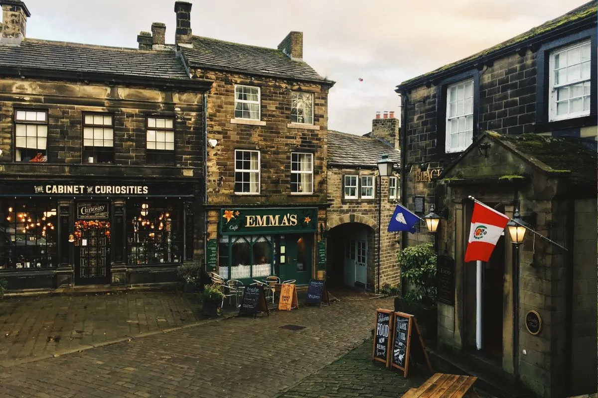 Main Street en St Michael and All Angels