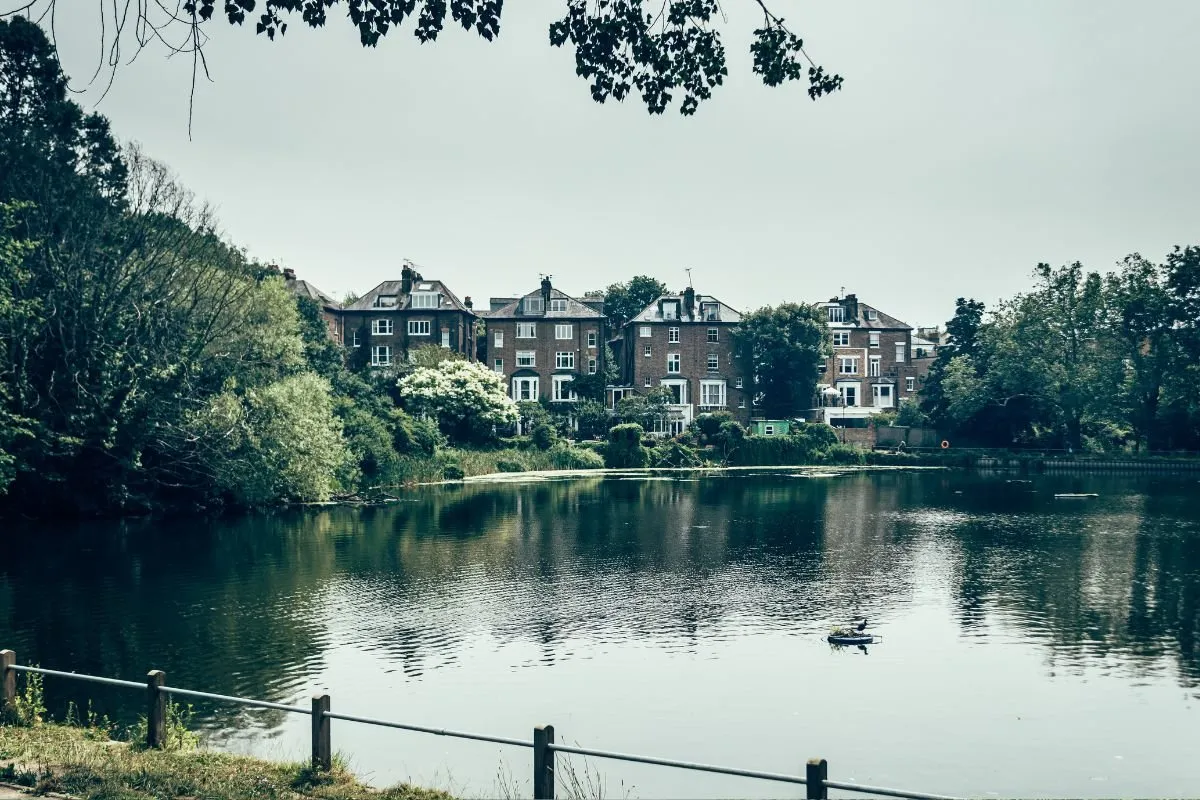 Keats House in Hampstead, het witte huis met de tuin ervoor.