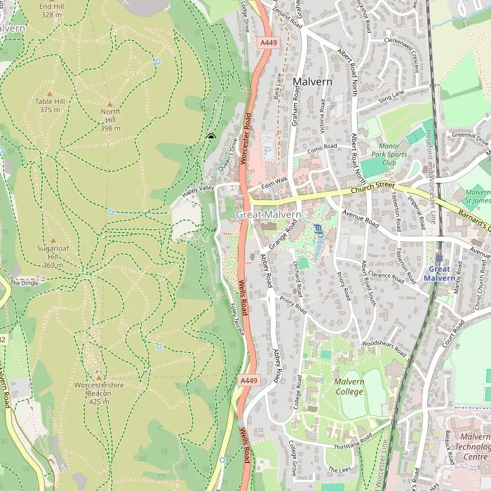 Kaart van Great Malvern met de priorij, het theater, het station en St Ann's Well