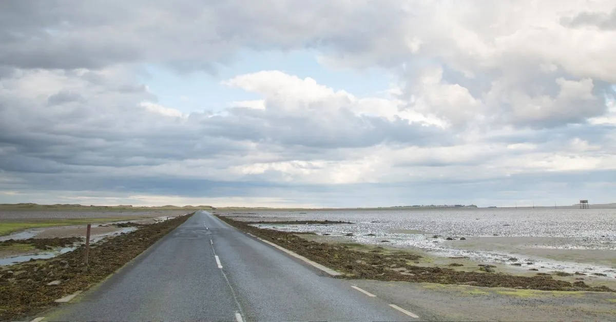 De verbindingsweg naar Holy Island bij laag water, met de vluchttoren halverwege op palen.