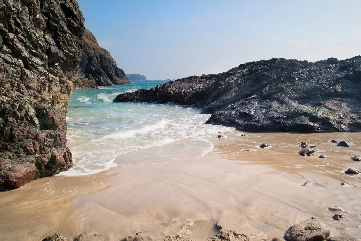 Kynance Cove bezoeken: het tij, parkeren en de afdaling